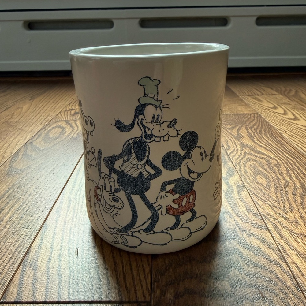 Brand New Disney Mickey and Friends Fun Times Retro 24oz mug